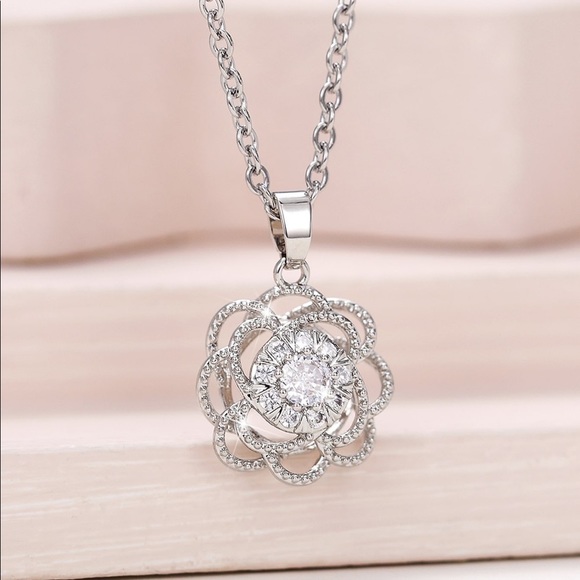 Jewelry - Zircon Flower Pendant Necklace